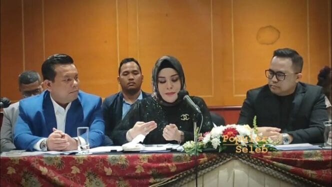 
CEO PT Ratansha Purnama Abadi Heni Sagara (tengah ) Saat meberikan klarifikasi. (Foto : Tangkapan Layar Youtube Popular seleb)