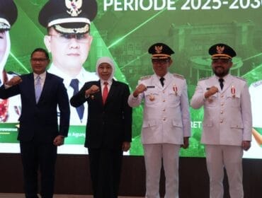 Sertijab Wali Kota Batu di saksikan langsung Gubernur Jawa Timur, Khofifah (Foto: Kominfo Kota Batu)