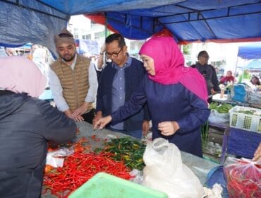 Gubernur Jatim Sidak Ke Pasar Among Tani Didampingi Wali Kota Batu (Foto: Humas Pemkot Batu)