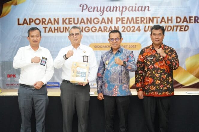 
					Momen penyerahan Laporan Keuangan Pemerintah Daerah Kota Batu Tahun 2024 (Foto: Humas Setda Kota Batu)