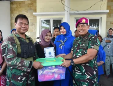 Dankomar berikan bantuan korban banjir di bekasi (Foto: Puspen TNI AL)