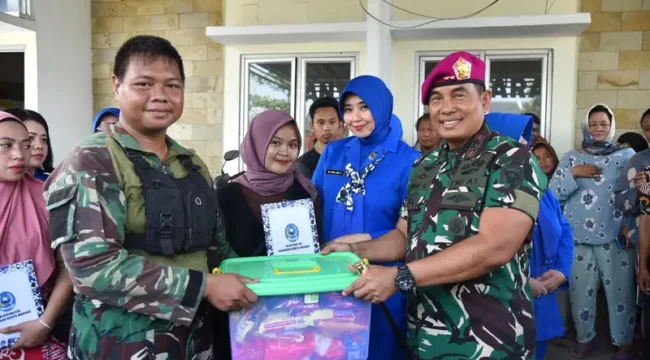 Dankomar berikan bantuan korban banjir di bekasi (Foto: Puspen TNI AL)