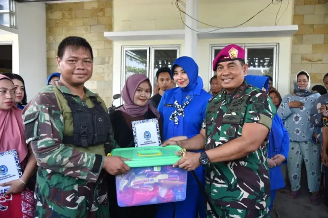 
					Dankomar berikan bantuan korban banjir di bekasi (Foto: Puspen TNI AL)
