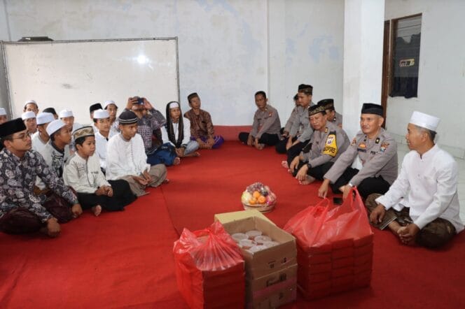
					Hari Ke-7 Puasa Ramadan, Polres Batu Adakan Silaturahmi Ke Ponpes Ar Rid'wan (Foto: Istimewa)
