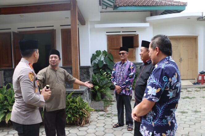 
Kapolres Batu Jalin Silaturami ke Tokoh Agama