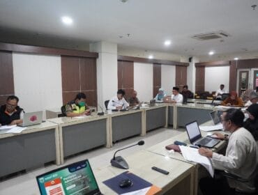 Panitia lomba desa dan kelurahan kota batu 2025 sedang melakukan penilaian administrasi (Foto: Kominfo Kota Batu)