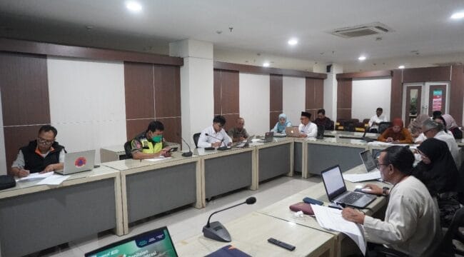 Panitia lomba desa dan kelurahan kota batu 2025 sedang melakukan penilaian administrasi (Foto: Kominfo Kota Batu)