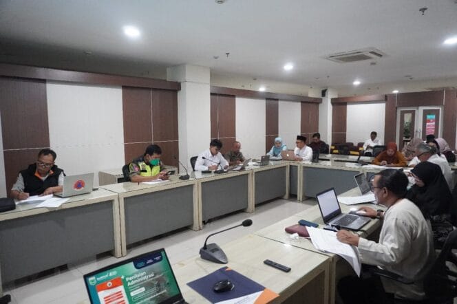 
					Panitia lomba desa dan kelurahan kota batu 2025 sedang melakukan penilaian administrasi (Foto: Kominfo Kota Batu)