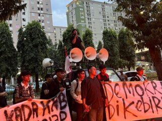 Koordinator Bem Banten Bersatu, Bagas Yulianto saat berorasi di depan gedung KemendesPDT (Foto: Istimewa)