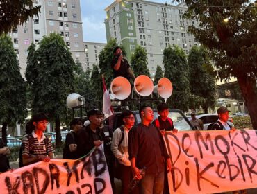 Koordinator Bem Banten Bersatu, Bagas Yulianto saat berorasi di depan gedung KemendesPDT (Foto: Istimewa)