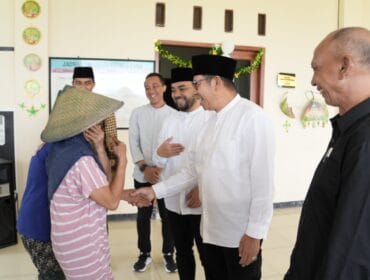 Wali dan wakil wali kota batu hadiri acara pasar murah yang di gelar pemerintah kota batu (Foto: Istimewa)
