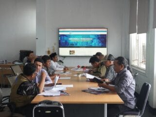 Tim penilai melakukan peninjauan langsung terhadap tiga finalis lomba desa dan kelurahan kota Batu (Foto: Istimewa)