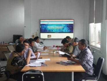 Tim penilai melakukan peninjauan langsung terhadap tiga finalis lomba desa dan kelurahan kota Batu (Foto: Istimewa)
