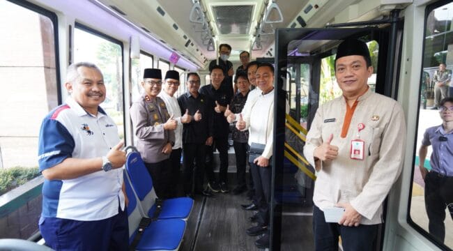 Wali Kota Nurochman Uji Coba Connecting Bus Keliling Kawasan Wisata Kota Batu (Foto: Humas Pemkot Batu)