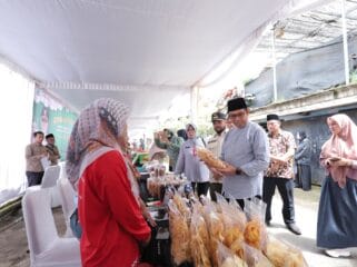 Wali Kota Batu Tinjau Langsung Gerakan Pangan Murah di Desa Gunung Sari (Foto: Humas Pemkot Batu)