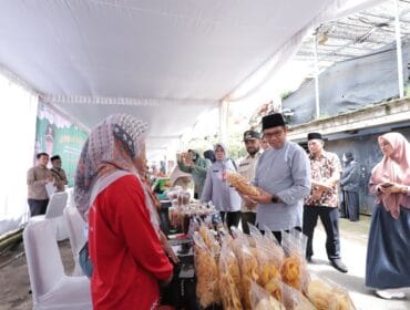 Wali Kota Batu Tinjau Langsung Gerakan Pangan Murah di Desa Gunung Sari (Foto: Humas Pemkot Batu)