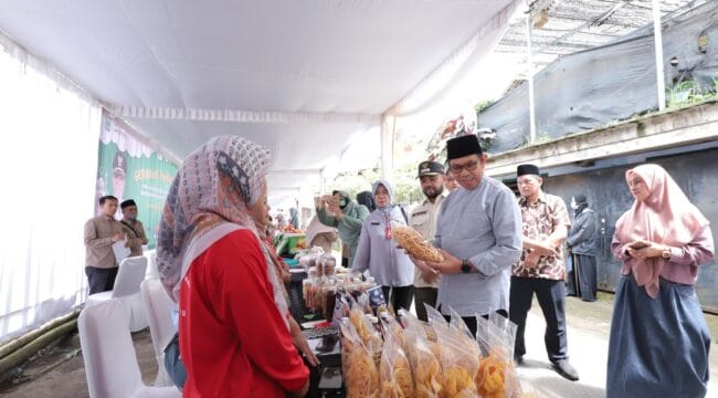 Wali Kota Batu Tinjau Langsung Gerakan Pangan Murah di Desa Gunung Sari (Foto: Humas Pemkot Batu)