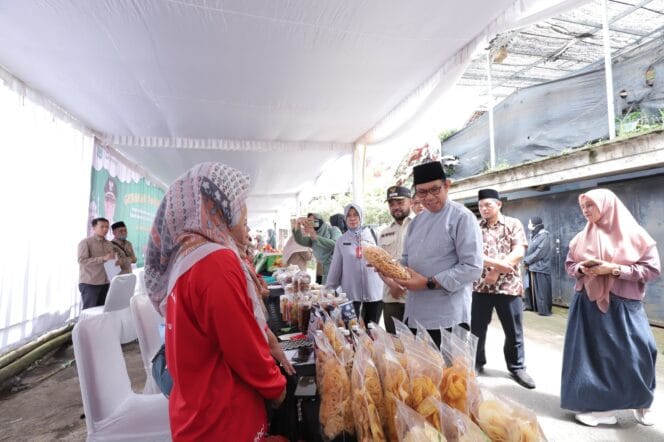
					Wali Kota Batu Tinjau Langsung Gerakan Pangan Murah di Desa Gunung Sari (Foto: Humas Pemkot Batu)