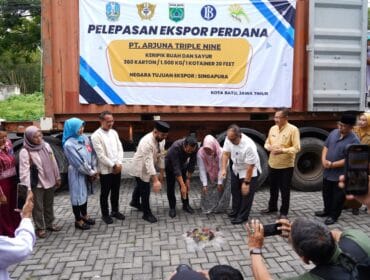 Wali Kota dan Wakil Wali Kota Batu Lepas Ekspor Perdana Produk UMKM ke Singapura (Foto: Humas Pemkot Batu)
