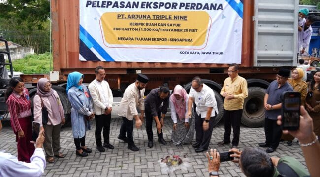 Wali Kota dan Wakil Wali Kota Batu Lepas Ekspor Perdana Produk UMKM ke Singapura (Foto: Humas Pemkot Batu)