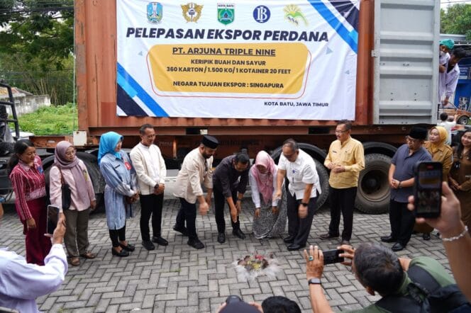 
					Wali Kota dan Wakil Wali Kota Batu Lepas Ekspor Perdana Produk UMKM ke Singapura (Foto: Humas Pemkot Batu)
