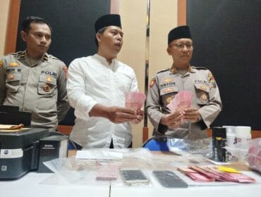 Polres Batu Berhasil Amankan Tiga Pelaku Sindikat Peredaran Uang Palsu di Wilayah Kota Batu (Foto: Humas Polres Batu)