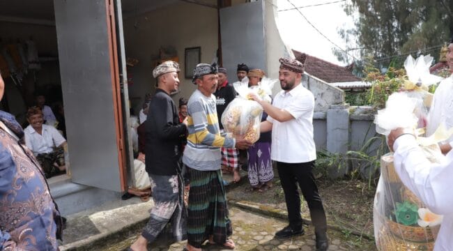Pemkot Batu Bagikan Bingkisan Bagi Umat Hindu di Pura Indrajaya (Foto: Humas Pemkot Batu)