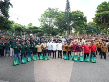 Pemkot Batu Berikan Bantuan 310 Paket Sembako Untuk Petugas Kebersihan (Foto: Humas Pemkot Batu)