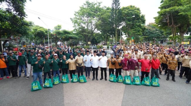 Pemkot Batu Berikan Bantuan 310 Paket Sembako Untuk Petugas Kebersihan (Foto: Humas Pemkot Batu)