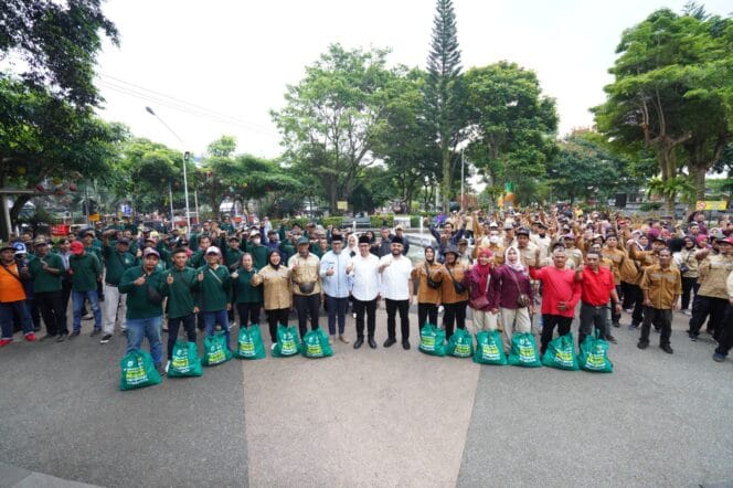 
					Pemkot Batu Berikan Bantuan 310 Paket Sembako Untuk Petugas Kebersihan (Foto: Humas Pemkot Batu)