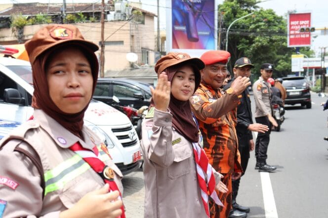 
					Pastikan Kelancaran Arus Wisata, Anggota Pos Terpadu Ketupat Semeru 2025 Lakukan Pengaturam Lalu Lintas 