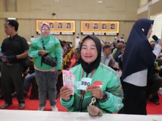 Salah satu penerima Bansos dari Pemkot Batu (Foto: Humas Pemkot Batu)