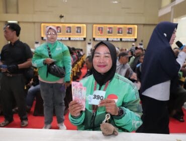 Salah satu penerima Bansos dari Pemkot Batu (Foto: Humas Pemkot Batu)