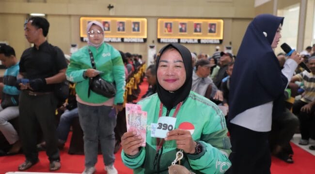 Salah satu penerima Bansos dari Pemkot Batu (Foto: Humas Pemkot Batu)