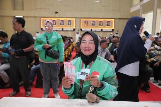 
					Salah satu penerima Bansos dari Pemkot Batu (Foto: Humas Pemkot Batu)