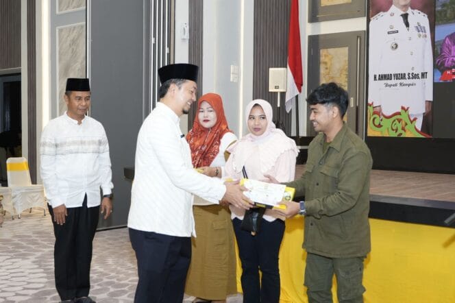 
Legislator Syahrul Aidi Maazat Lepas Pemudik Asal Riau