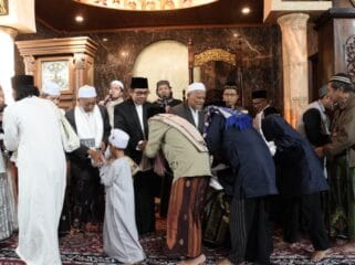 Wali Kota Batu adakan halal bihalal usai melaksanakan Sholat Ied (Foto: Humas Pemkot Batu)