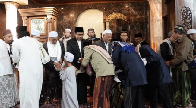 Wali Kota Batu adakan halal bihalal usai melaksanakan Sholat Ied (Foto: Humas Pemkot Batu)