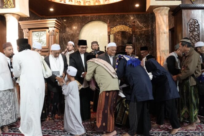 
					Wali Kota Batu adakan halal bihalal usai melaksanakan Sholat Ied (Foto: Humas Pemkot Batu)