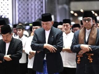 Guru Besar UIN Jakarta Prof. Ahmad Tholabi Kharlie (Selendang Cokllat ) saat menunaikan salat  Ied . (Foto : Kemenag )