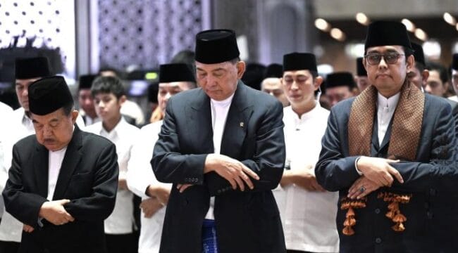 Guru Besar UIN Jakarta Prof. Ahmad Tholabi Kharlie (Selendang Cokllat ) saat menunaikan salat  Ied . (Foto : Kemenag )