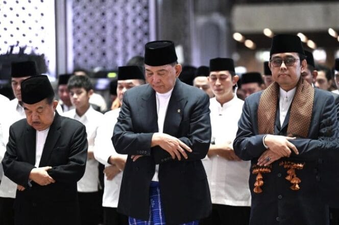 
Guru Besar UIN Jakarta Prof. Ahmad Tholabi Kharlie (Selendang Cokllat ) saat menunaikan salat  Ied . (Foto : Kemenag )