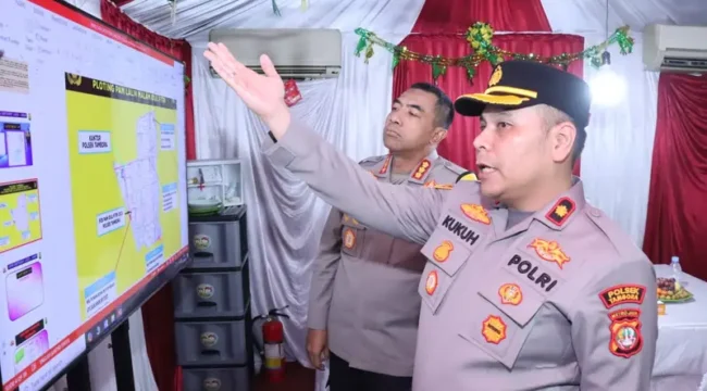 Kapolres Jakarta Barat Tinjau Langsung Kesiapan Personil di Pos Pengamanan Jelang Idul Fitri (Foto: Humas Polres Jakbar)