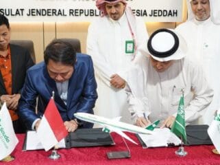 Direktur Jenderal Penyelenggaraan Haji dan Umrah (PHU) Hilman Latief bersama dengan General Manager Saudi Arabian Airlines Mr. Amer G Alghamdy Saat menandatangani MoU. (Foto : Humas kemenag )
