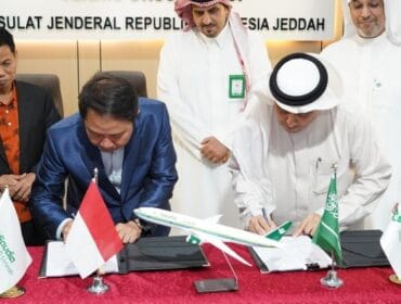 Direktur Jenderal Penyelenggaraan Haji dan Umrah (PHU) Hilman Latief bersama dengan General Manager Saudi Arabian Airlines Mr. Amer G Alghamdy Saat menandatangani MoU. (Foto : Humas kemenag )