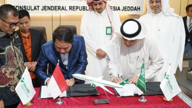 
					Direktur Jenderal Penyelenggaraan Haji dan Umrah (PHU) Hilman Latief bersama dengan General Manager Saudi Arabian Airlines Mr. Amer G Alghamdy Saat menandatangani MoU. (Foto : Humas kemenag )