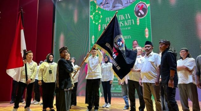 Ketua Majelis Hikmah Kerapatan Indonesia Tanah Air (KITA), Taufik Rahzen secara simbolis memberikan Bendera kebesaran KITA Ketua Umum  KH Maman Imanulhaq (Foto : Ist)