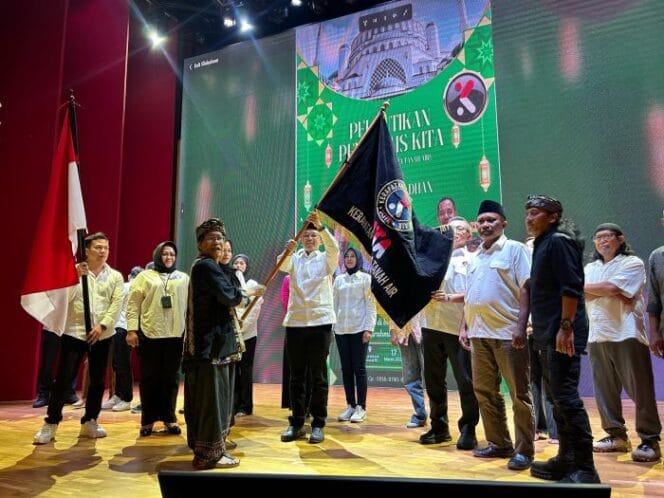 
					Ketua Majelis Hikmah Kerapatan Indonesia Tanah Air (KITA), Taufik Rahzen secara simbolis memberikan Bendera kebesaran KITA Ketua Umum  KH Maman Imanulhaq (Foto : Ist)