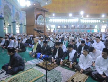 Wali Kota Tangerang, H. Sachrudin, didampingi wakilnya, H. Maryono Hasan, Salat Ied bersama Wamenkes Dante Saksono Harbuwono. (Foto :  Diskominfo  Kota Tangerang )