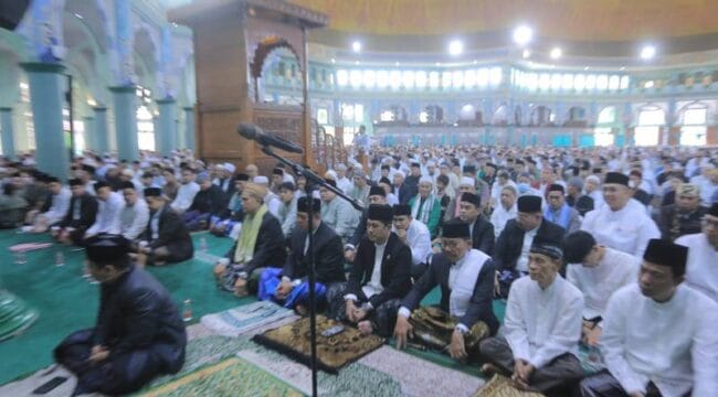 Wali Kota Tangerang, H. Sachrudin, didampingi wakilnya, H. Maryono Hasan, Salat Ied bersama Wamenkes Dante Saksono Harbuwono. (Foto :  Diskominfo  Kota Tangerang )